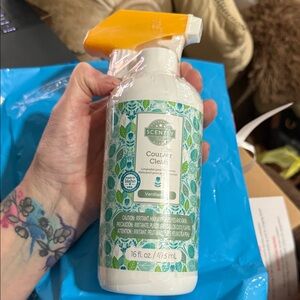 Scentsy Counter Clean - Green and White with Yellow Cap